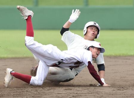 ３回、適時打を放ち、二塁を狙うもアウトになる日大三・田中諒（撮影・西岡正）