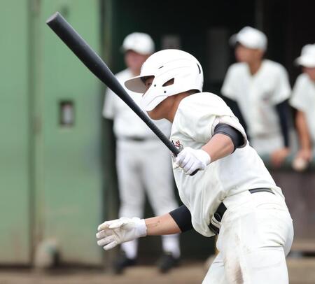 ３回、中前適時打を放つ日大三・田中諒（撮影・西岡正）