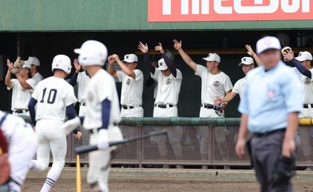 ３回、浅見琉維の適時打で４点目が入り、喜ぶ日大三ナイン（撮影・西岡正）