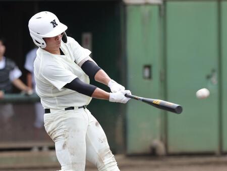 １回、左越えに先制二塁打を放つ日大三・田中諒（撮影・西岡正）