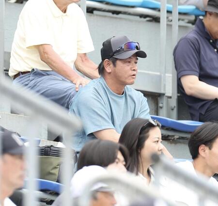 観戦する谷佳知氏（撮影・佐々木彰尚）