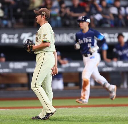 ８回、小島（右）に満塁本塁打を浴びる斎藤（撮影・中島達哉）
