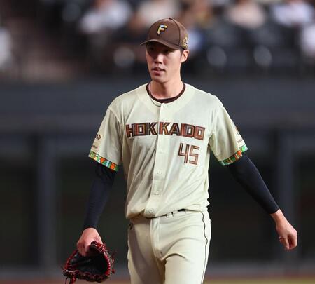 １回、３点を先制され、ベンチに戻る福島（撮影・中島達哉）