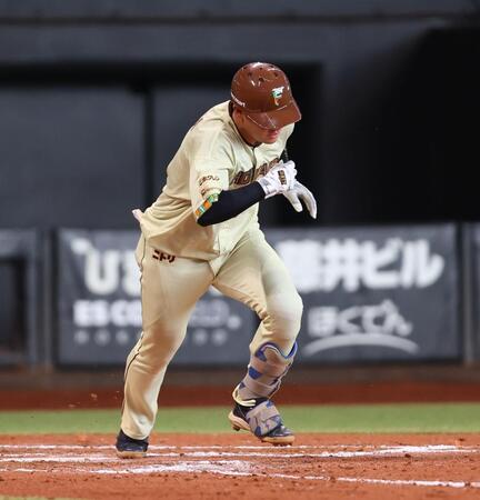 ７回、三ゴロに倒れる吉田（撮影・中島達哉）