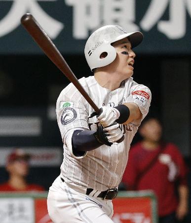 　３回ソフトバンク１死一塁、栗原が右中間に２ランを放つ＝みずほペイペイドーム