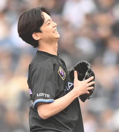 始球式を務め笑顔のＯＮＥ　Ｎ′ＯＮＬＹの沢村玲（撮影・開出牧）