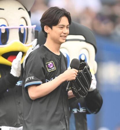始球式の前にあいさつするＯＮＥ　Ｎ′ＯＮＬＹの沢村玲（撮影・開出牧）