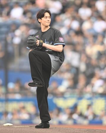 始球式を務めるＯＮＥ　Ｎ′ＯＮＬＹの沢村玲（撮影・開出牧）