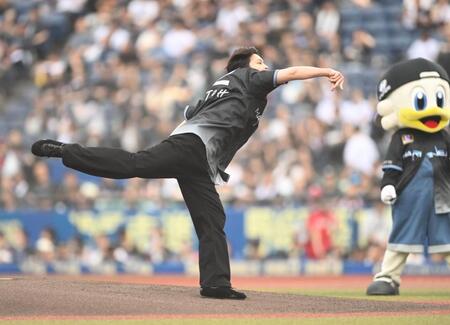 始球式を務めるＯＮＥ　Ｎ′ＯＮＬＹの沢村玲（撮影・開出牧）