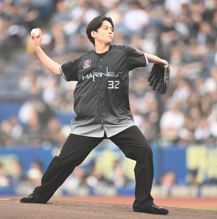 始球式を務めるＯＮＥ　Ｎ′ＯＮＬＹの沢村玲（撮影・開出牧）