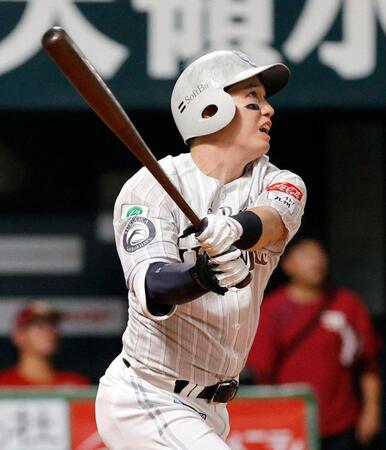 ３回、栗原が右中間に２ランを放つ
