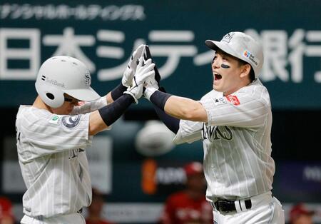 ３回、２ランを放ち牧原大（左）とタッチを交わす栗原
