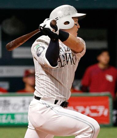 １回、栗原が左前に先制打を放つ