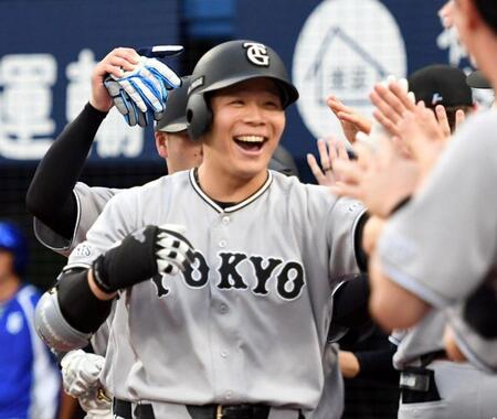１回、佐々木は左越えに６号満塁本塁打を放ち、笑顔を見せる（撮影・佐藤厚）