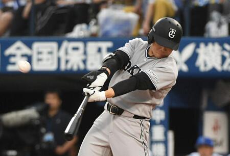 １回、佐々木は左越えに満塁本塁打を放つ（撮影・佐藤厚）