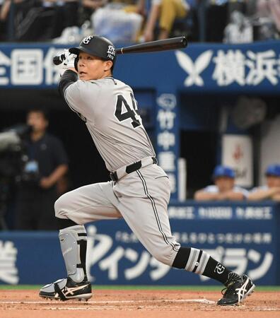 １回、佐々木は左越えに満塁本塁打を放つ（撮影・佐藤厚）