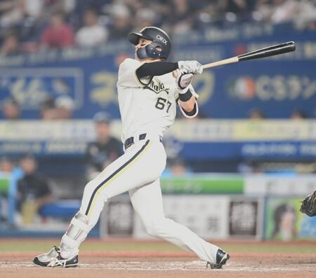 ９回、左越え２ランを放つ中川（撮影・開出牧）