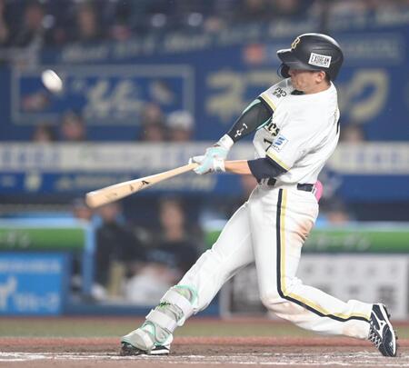 ９回、右越えソロを放つ西川（撮影・開出牧）