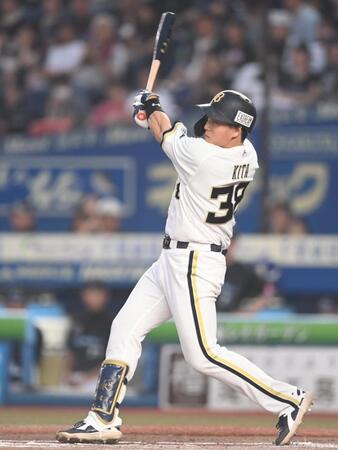 ６回、右前適時打を放つ来田（撮影・開出牧）