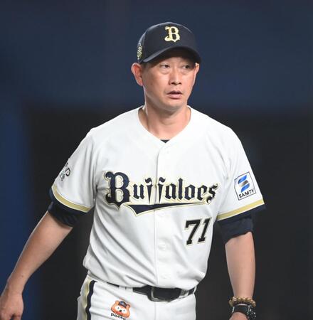 ８回、投手交代を告げた岸田監督（撮影・開出牧）