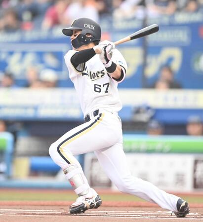１回、左前打を放つ中川（撮影・開出牧）