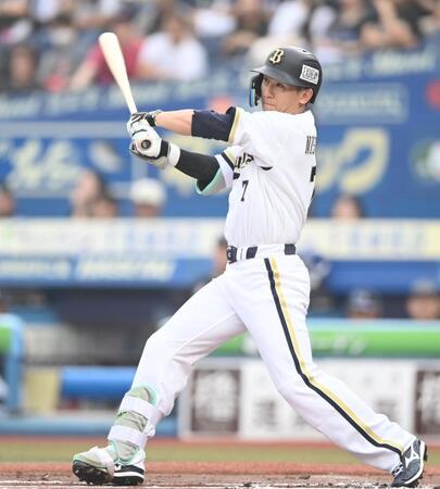 １回、先制の左犠飛を放つ西川（撮影・開出牧）