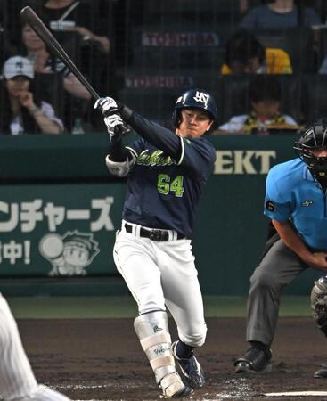４回、右前打を放つ岩田（撮影・飯室逸平）