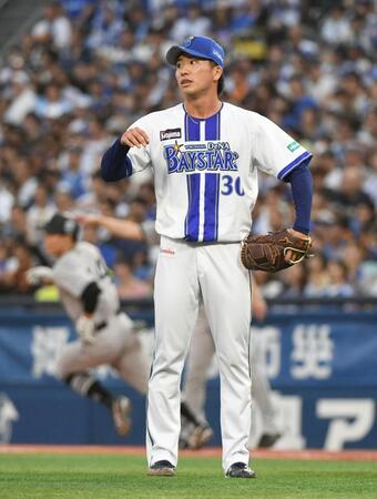 １回、佐々木（左）に満塁本塁打を打たれぼう然と打球の行方を見つめる篠木（撮影・佐藤厚）