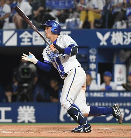 ６回、松尾は左前適時打を放つ（撮影・佐藤厚）
