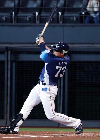 ４回、林安可が右中間に２打席連続本塁打を放つ
