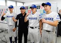エイジェック高等学院の中野佐資監督（中央左）と４番で出場した西村太陽内野手（右）、ボールボーイを務めた三浦新太投手（中央右）、石川寿希也投手（左）