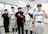 エイジェック高等学院の中野佐資監督（中央）と（右から）三浦新太投手、石川寿希也投手、西村太陽内野手、高瀬倭子マネジャー