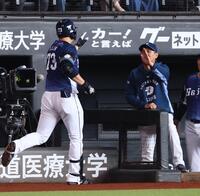 １回、２ランを放った林を迎える西口監督（撮影・中島達哉）