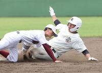 ３回、適時打を放ち、二塁を狙うもアウトになる日大三・田中諒（撮影・西岡正）