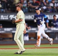 ８回、小島（右）に満塁本塁打を浴びる斎藤（撮影・中島達哉）