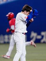 ６回、ファビアン（奥）に３ランを浴びた金丸