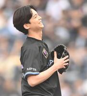 始球式を務め笑顔のＯＮＥ　Ｎ′ＯＮＬＹの沢村玲（撮影・開出牧）