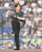 始球式を務めるＯＮＥ　Ｎ′ＯＮＬＹの沢村玲（撮影・開出牧）