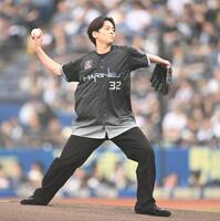 始球式を務めるＯＮＥ　Ｎ′ＯＮＬＹの沢村玲（撮影・開出牧）