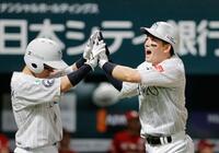 ３回、２ランを放ち牧原大（左）とタッチを交わす栗原