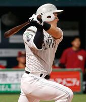 １回、栗原が左前に先制打を放つ