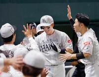 ３回、２ランを放ち近藤（右）らに迎えられる栗原