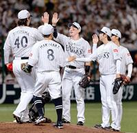 楽天に勝利し、タッチを交わす栗原（中央）らソフトバンクナイン