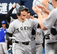 １回、佐々木俊輔は左越えに６号満塁本塁打を放ち、笑顔を見せる（撮影・佐藤厚）