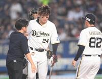 ６回、死球を受けもうろうとする紅林（２４）＝撮影・開出牧