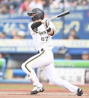 １回、左前打を放つ中川（撮影・開出牧）
