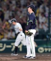 ７回、吉村は佐藤輝に先制２ランを許す（撮影・山口登）