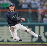 ３回、熊谷の遊ゴロで好守備を見せる長岡（撮影・西田忠信）