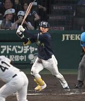 ４回、中前打を放つ長岡（撮影・飯室逸平）