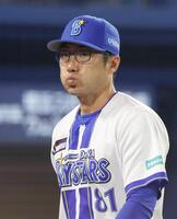 ５回終了後選手交代を告げベンチに戻る相川監督